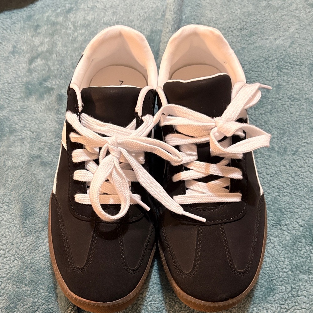 Women’s no boundaries casual sneaker. Worn once size 7.